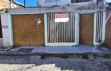 Imagem: A casa possui 4 Dormitórios, 1 Banheiro, 1 Vaga na garagem