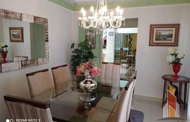 Imagem: A casa possui 3 Dormitórios, 1 Banheiro, 5 Vagas na garagem