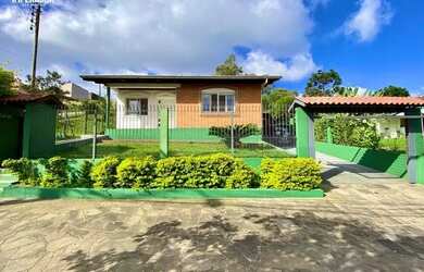 Imagem: A casa possui 3 Dormitórios, 3 Banheiros, 3 Vagas na garagem