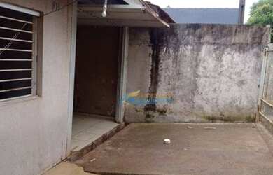 Imagem: A casa possui 3 Dormitórios, 2 Banheiros, 2 Vagas na garagem