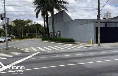 Imagem: O depósito possui 5 Vagas na garagem, 360m² de Área e está