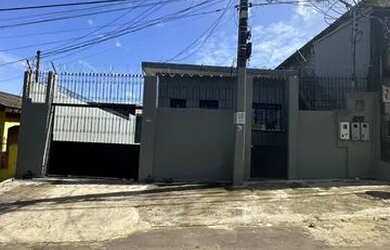 Imagem: A casa possui 2 Dormitórios, 1 Banheiro, 1 Vaga na garagem