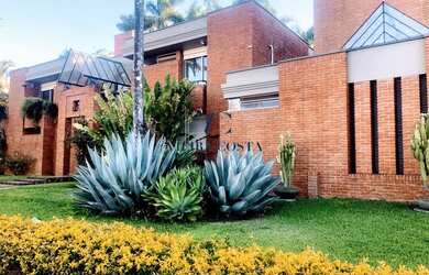 Imagem: A casa possui 5 Dormitórios, 5 Banheiros, 5 Vagas na garagem