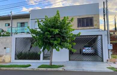 Imagem: A casa possui 3 Dormitórios, 4 Banheiros, 4 Vagas na garagem