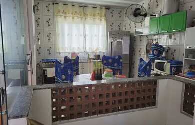 Imagem: A casa possui 4 Dormitórios, 3 Banheiros, 2 Vagas na garagem