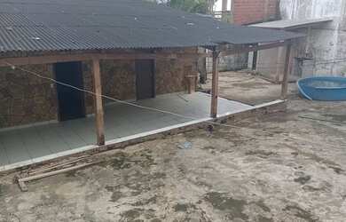 Imagem: A casa possui 3 Dormitórios, 1 Banheiro, 2 Vagas na garagem