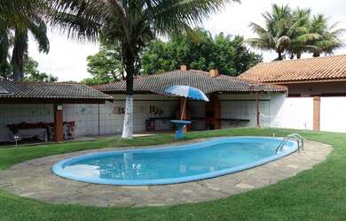 Imagem: A casa em condomínio possui 5 Dormitórios, 5 Banheiros e 2000m²