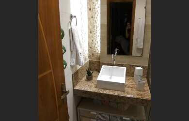 Imagem: O apartamento possui 2 Dormitórios, 1 Banheiro, 1 Vaga na garagem