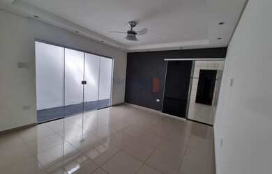 Imagem: A casa possui 2 Dormitórios, 1 Banheiro, 1 Vaga na garagem