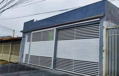 Imagem: A casa possui 3 Dormitórios, 2 Banheiros, 2 Vagas na garagem