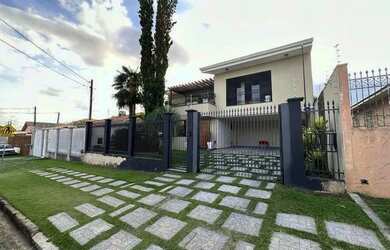 Imagem: A casa possui 3 Dormitórios, 2 Banheiros, 1 Vaga na garagem