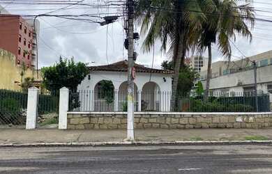 Imagem: A casa possui 3 Dormitórios, 2 Banheiros, 4 Vagas na garagem