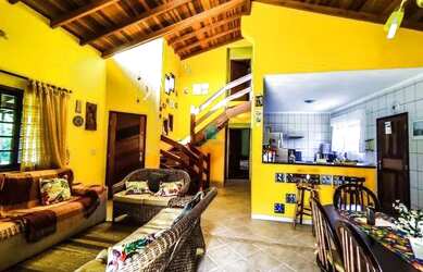 Imagem: A casa possui 3 Dormitórios, 3 Banheiros, 4 Vagas na garagem