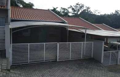 Imagem: A casa em condomínio possui 2 Dormitórios, 1 Banheiro, 2 Vagas