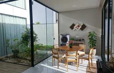 Imagem: A casa em condomínio possui 3 Dormitórios, 4 Banheiros, 4