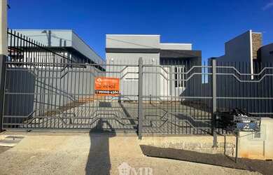 Imagem: A casa possui 2 Dormitórios, 1 Banheiro, 2 Vagas na garagem