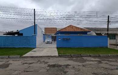 Imagem: A casa possui 3 Dormitórios, 2 Banheiros, 2 Vagas na garagem