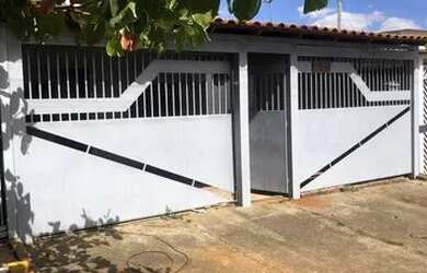 Imagem: A casa e possui 2 Dormitórios, Suítes, 1 Banheiro, 2 Vagas