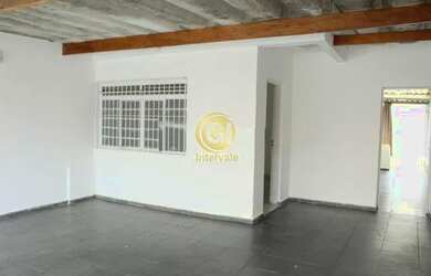 Imagem: A casa possui 2 Dormitórios, 1 Banheiro, 2 Vagas na garagem