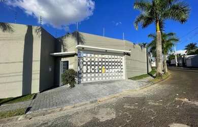 Imagem: A casa possui 4 Dormitórios, 5 Banheiros, 5 Vagas na garagem