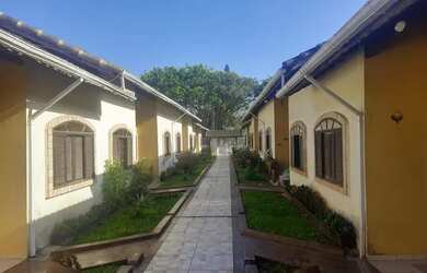 Imagem: A casa possui 2 Dormitórios, 2 Banheiros, 1 Vaga na garagem