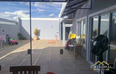 Imagem: A casa possui 3 Dormitórios, 2 Banheiros, 3 Vagas na garagem