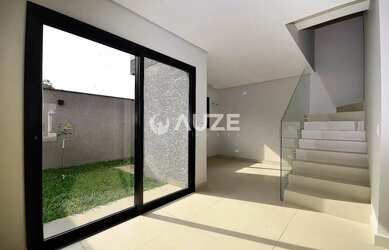 Imagem: A casa possui 3 Dormitórios, 4 Banheiros, 2 Vagas na garagem