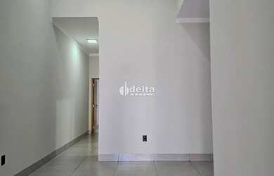 Imagem: A casa possui 2 Dormitórios, 2 Banheiros, 2 Vagas na garagem