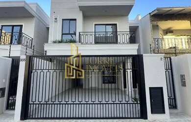 Imagem: A casa possui 3 Dormitórios, 3 Banheiros, 2 Vagas na garagem