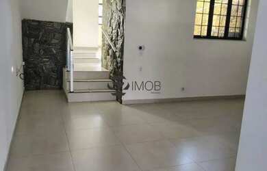 Imagem: A casa possui 3 Dormitórios, 2 Banheiros, 2 Vagas na garagem