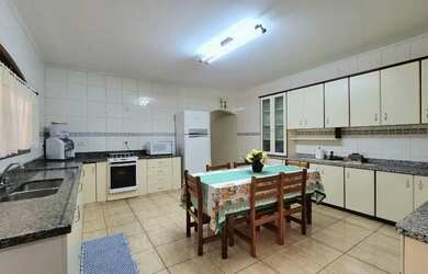 Imagem: A casa possui 3 Dormitórios, 2 Banheiros, 3 Vagas na garagem