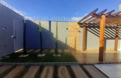 Imagem: A casa possui 3 Dormitórios, 1 Banheiro, 1 Vaga na garagem