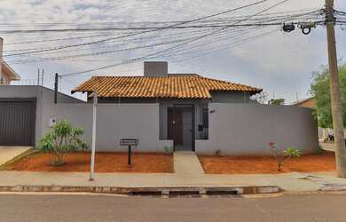 Imagem: A casa possui 2 Dormitórios, 2 Banheiros, 2 Vagas na garagem