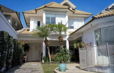 Imagem: A casa em condomínio possui 4 Dormitórios, 5 Banheiros, 2