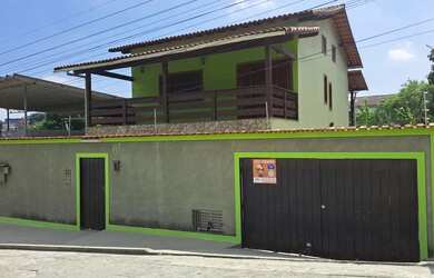 Imagem: A casa possui 4 Dormitórios, 3 Banheiros, 2 Vagas na garagem