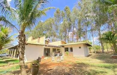 Imagem: A casa em condomínio possui 4 Dormitórios, 4 Banheiros, 5