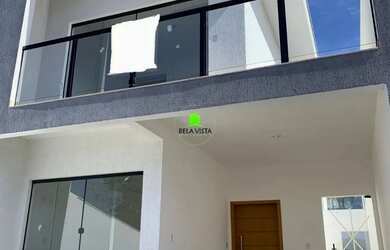 Imagem: A casa possui 3 Dormitórios, 3 Banheiros, 2 Vagas na garagem