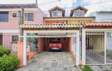 Imagem: A casa possui 3 Dormitórios, 1 Banheiro, 2 Vagas na garagem