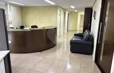 Imagem: O depósito possui 4 Vagas na garagem, 448m² de Área e está