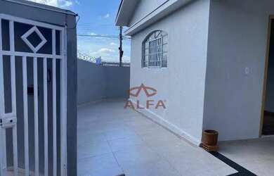 Imagem: A casa possui 3 Dormitórios, 2 Banheiros, 2 Vagas na garagem