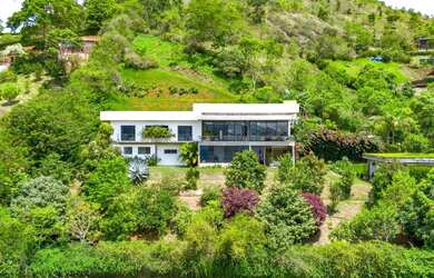 Imagem: A casa em condomínio possui 5 Dormitórios, 5 Banheiros, 450m²