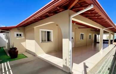 Imagem: A casa possui 3 Dormitórios, 2 Banheiros, 1 Vaga na garagem