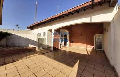 Imagem: A casa possui 3 Dormitórios, 2 Banheiros, 4 Vagas na garagem