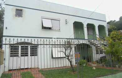 Imagem: A casa possui 5 Dormitórios, 3 Banheiros, 5 Vagas na garagem