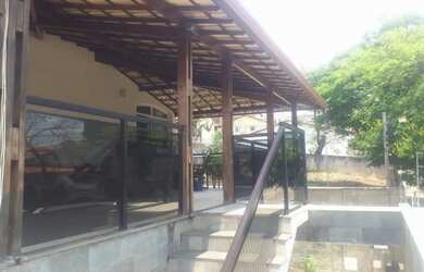 Imagem: A casa possui 5 Dormitórios, 4 Banheiros, 720m² de Área e