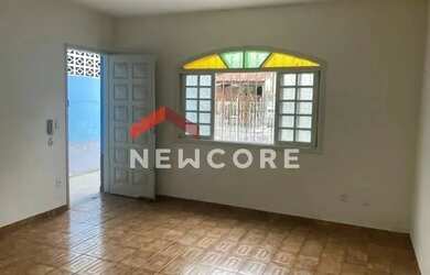 Imagem: A casa possui 3 Dormitórios, 2 Banheiros, 2 Vagas na garagem