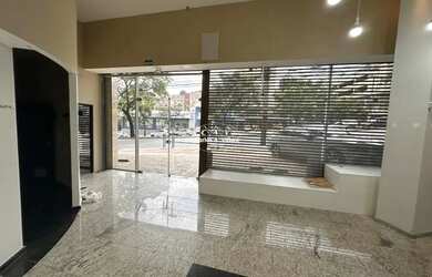 Imagem: O depósito possui 5 Vagas na garagem e 398m² de Área e está