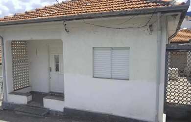 Imagem: A casa possui 2 Dormitórios, 1 Banheiro, 2 Vagas na garagem