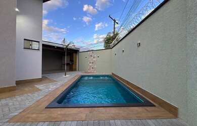 Imagem: A casa possui 3 Dormitórios, 2 Banheiros, 2 Vagas na garagem