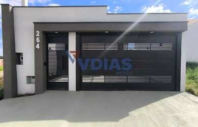 Imagem: A casa possui 2 Dormitórios, 2 Banheiros, 2 Vagas na garagem